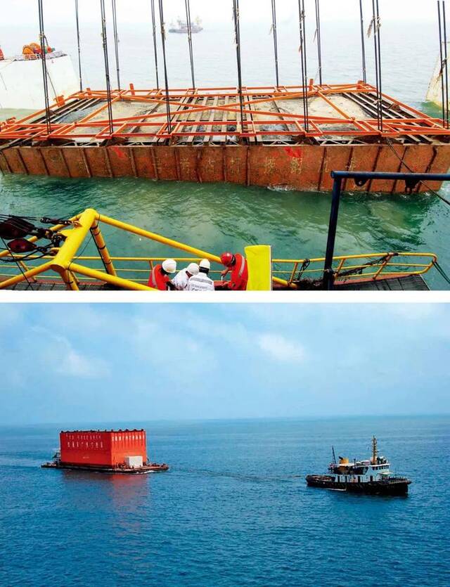 上图：2007年12月22日10点20分，装载南海I号的沉箱徐徐上浮。图/新华