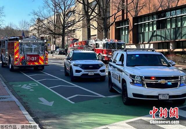 当地时间2月25日，华盛顿特区，美国特勤局的车辆封锁了通往以色列驻美国大使馆的街道。