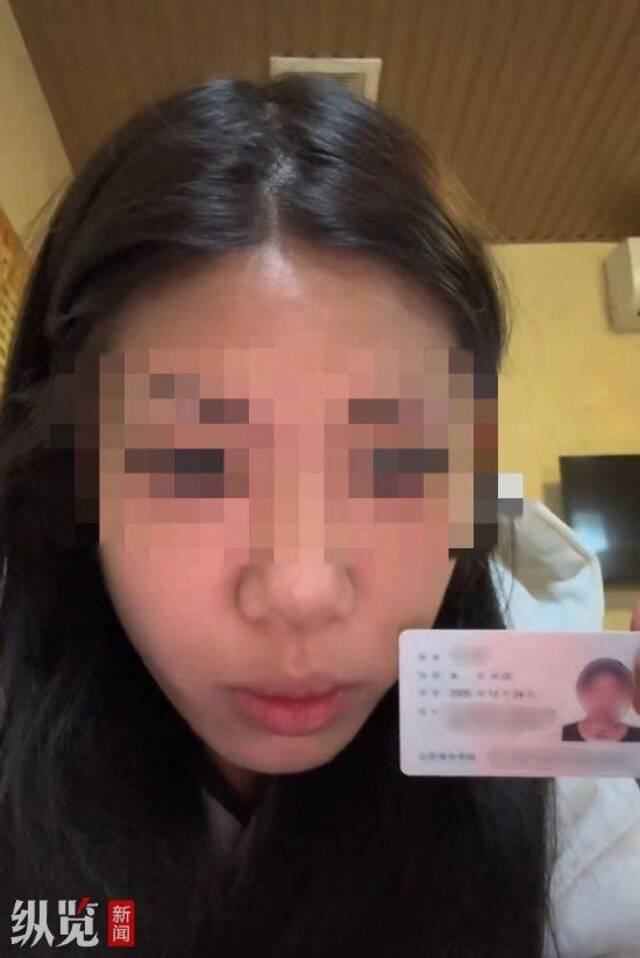 女孩手持身份证实名举报。（来源/网络）