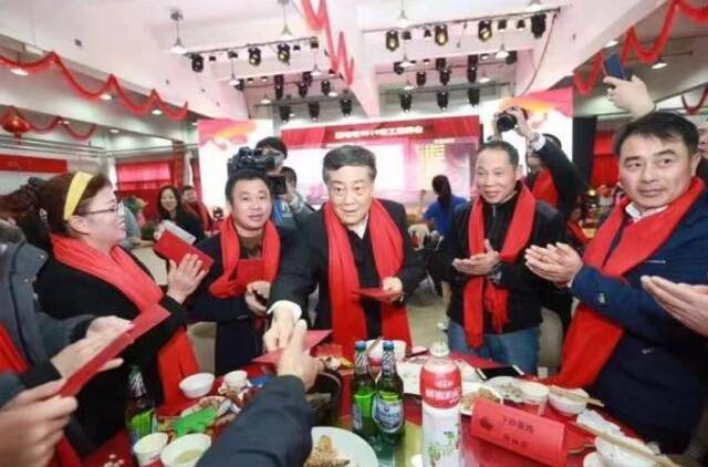 2019年2月，宗庆后参加娃哈哈集团年夜饭，给员工发红包。钱江晚报图