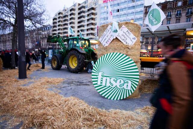 2024年2月24日，法国巴黎，大批农民前往2024年法国国际农业博览会（农博会）抗议/ICPhoto