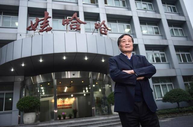 2013年11月13日，宗庆后在杭州的办公楼前。新华社资料图