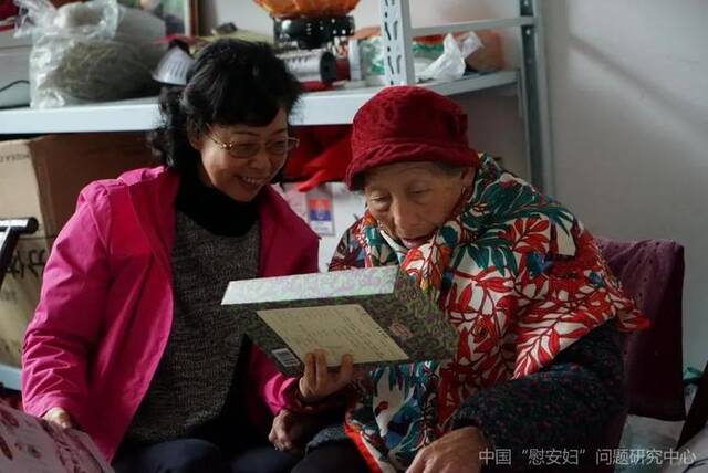 陈丽菲教授给刘奶奶送去精美糕点和红围巾 中国“慰安妇”问题研究中心 图