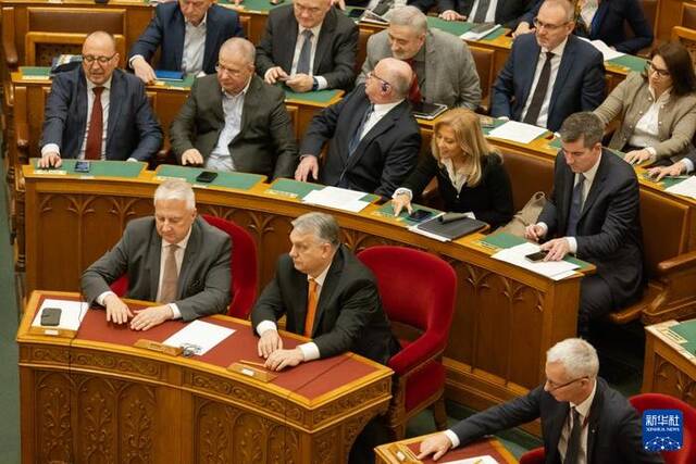 2月26日，在匈牙利布达佩斯，国会议员对关于瑞典加入北约议定书的议案投票。新华社发（弗尔季·奥蒂洛摄）
