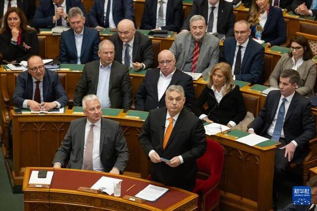 2月26日，匈牙利总理欧尔班（前右）在布达佩斯举行的国会春季会议上致辞。新华社发（弗尔季·奥蒂洛摄）