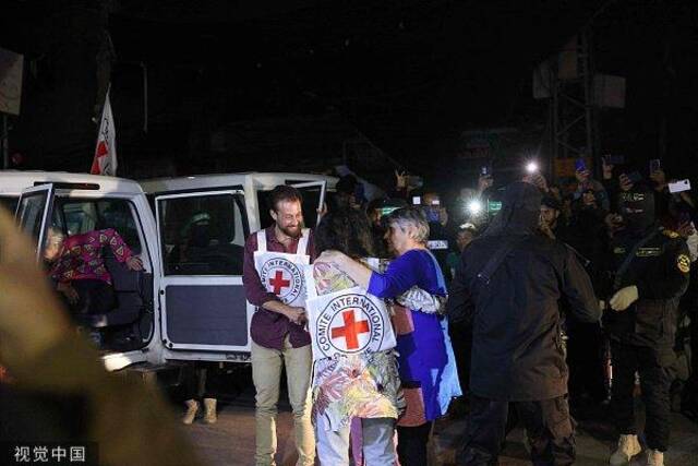 2023年11月28日，哈马斯向红十字会移交人质。图片来源：视觉中国