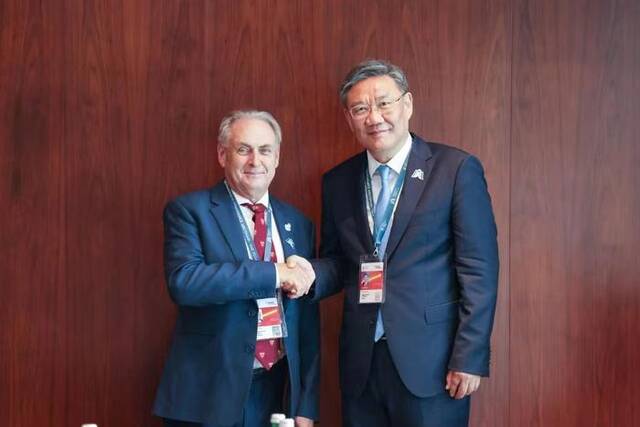 2月26日，中国商务部部长王文涛（右）在阿布扎比会见澳大利亚贸易部长法瑞尔（左）图片来源：商务部网站