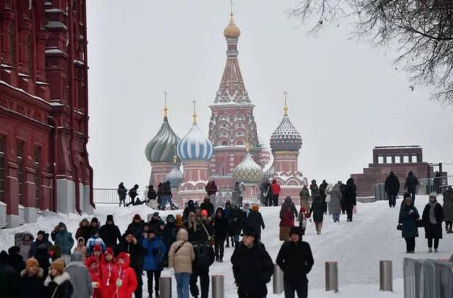 ▲当地时间2024年2月16日，俄罗斯莫斯科，民众漫步红场。图/ICphoto