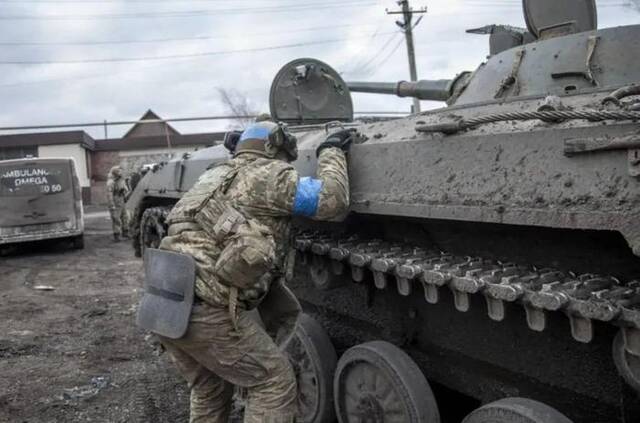 ▲当地时间2024年2月20日，顿涅茨克阿夫杰耶夫卡附近的村庄，俄乌冲突持续，一名受伤乌克兰军人抵达疏散点。图/ICphoto