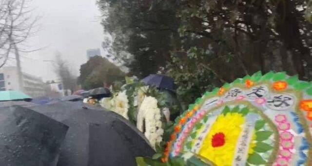 娃哈哈集团下沙基地门口访客排队悼念。图/九派新闻周雨禾