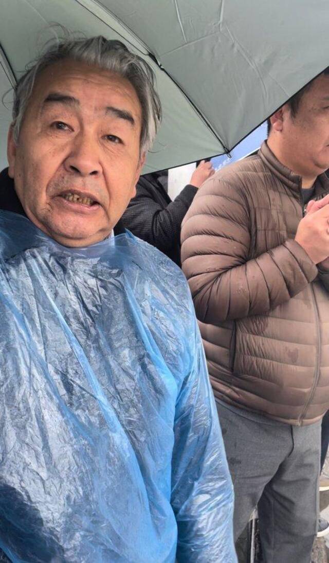 市民接受采访。图/九派新闻周雨禾