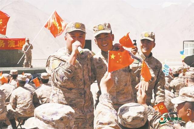 在为兵服务活动中，新疆军区文工团文艺轻骑队队员演唱歌曲《战友兄弟》，与官兵热情互动。聂腾飞摄