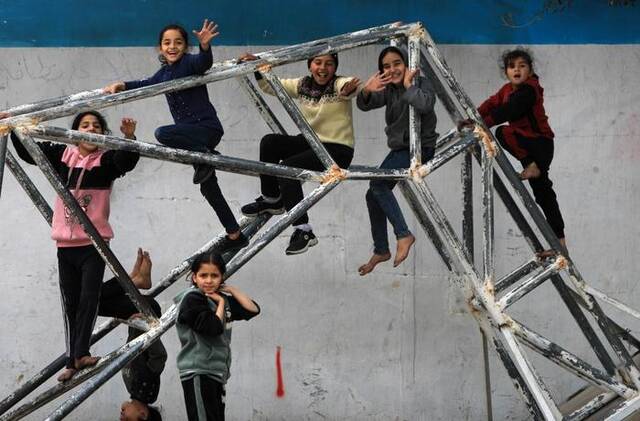 这是2月23日在加沙地带中部迈加齐难民营拍摄的儿童。新华社发（亚西尔·库迪摄）