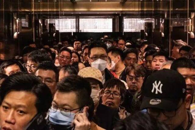 香港楼市全面“撤辣”，售楼处挤满人！有内地客一次买了10套，中介网页一度宕机……