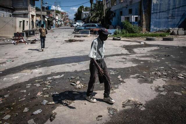 当地时间2024年3月4日，海地政府宣布首都太子港进入紧急状态，民众在监狱外行走。图/ICphoto