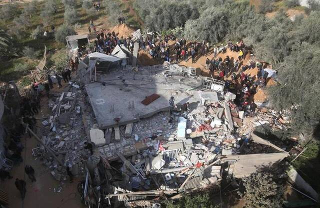 3月4日，在加沙地带南部城市拉法，人们查看空袭过后的废墟。新华社发（哈立德·奥马尔摄）