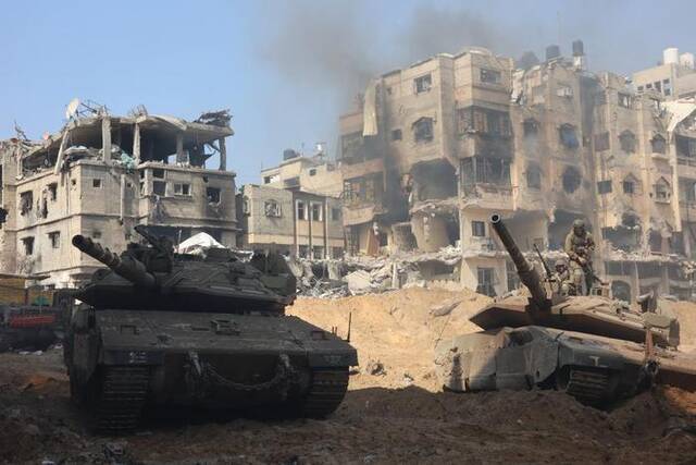 2月28日，以军部队在加沙地带南部城市汗尤尼斯展开军事行动。新华社发（吉尔·科恩·马根摄）