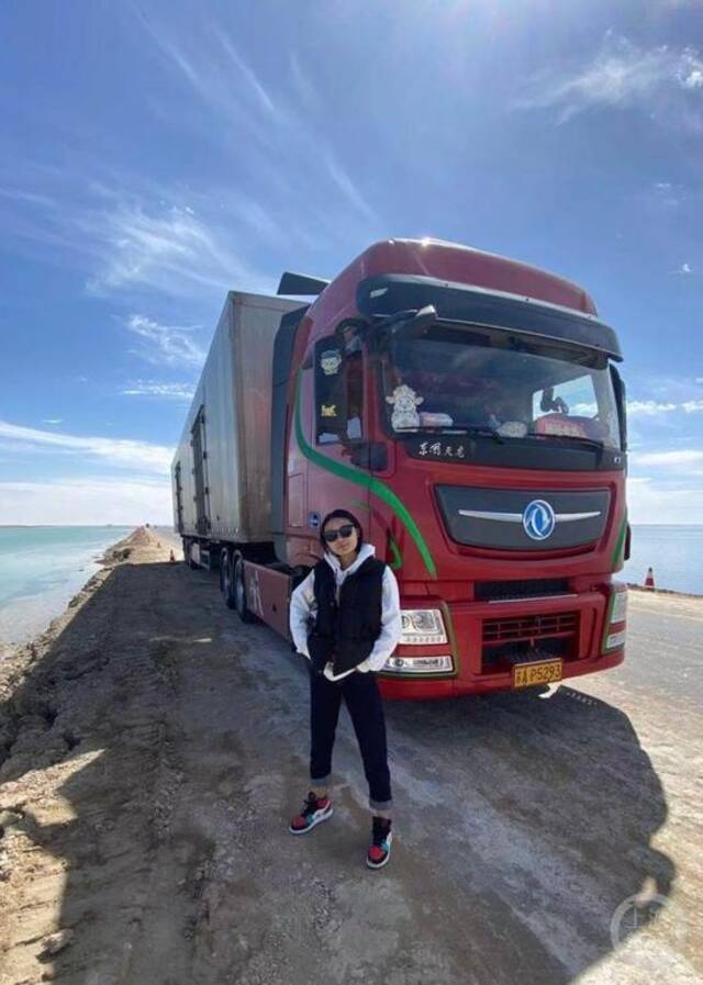 杨晓雅驾驶卡车抵达新疆。     图片来源/受访者供图  