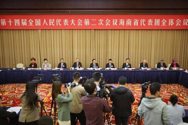 海南代表团举行开放团组会议。新京报记者薛珺摄