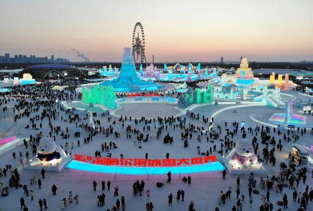 2024年2月15日，游客在哈尔滨冰雪大世界园区内游玩（无人机照片）。新华社记者王建威摄