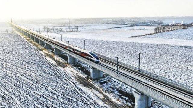 2023年1月，复兴号家族中最“抗冻”、最智能的成员——复兴号高寒智能动车组在东北大地上飞驰。