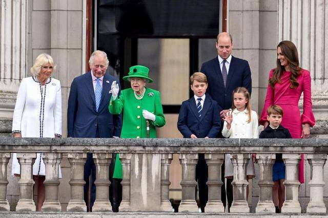 2022年6月5日，英国女王伊丽莎白二世（左三）和家人在伦敦白金汉宫的阳台上向民众挥手。