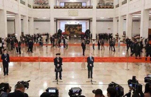 3月11日，第十四届全国人民代表大会第二次会议第三场“代表通道”集中采访活动在北京人民大会堂举行。记者杨文佳摄
