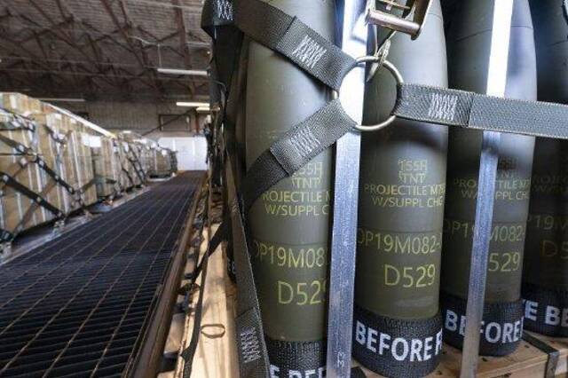 美国德尔多佛空军基地，第436航空港中队装载了将运往乌克兰的155毫米炮弹。视觉中国资料图