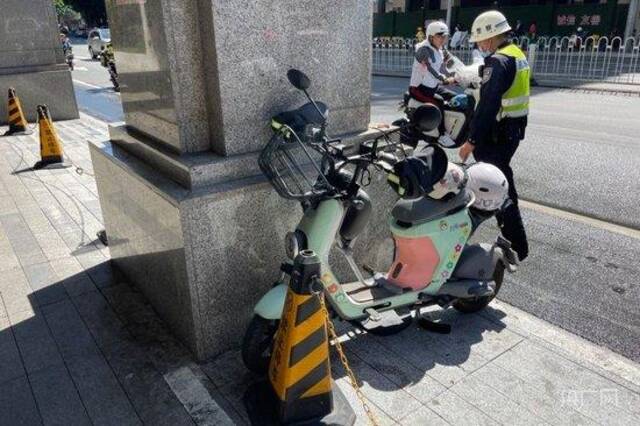 停在中山四路路边的被撞电动自行车（央广网记者官文清摄）