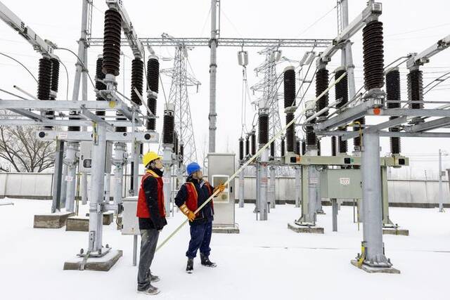 安徽亳州供电公司员工在110千伏双沟变电站进行设备巡视、除冰。