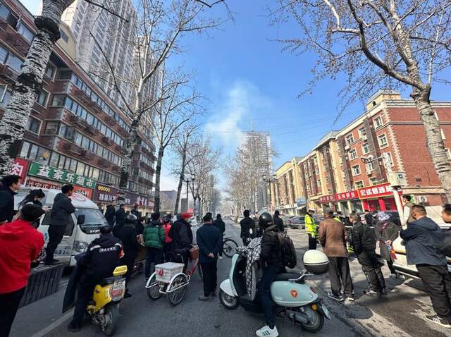 今天上午，学院街已经封闭，拦起了警戒线。新京报记者裴剑飞摄