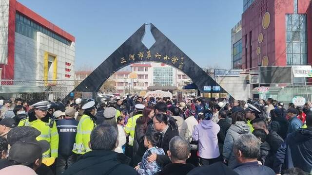 附近学校目前部分学生已离校。新京报记者曹晶瑞摄