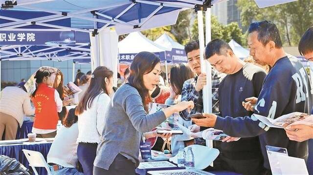 我市春季高校招生现场咨询会举行