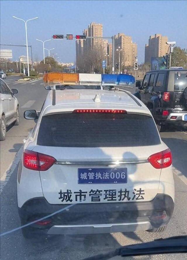 视频发布者不解道，“车牌也不上，就来个006？”