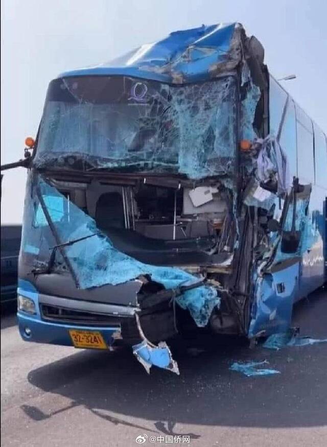 泰国一载有中国游客大巴发生交通事故 近30人受伤
