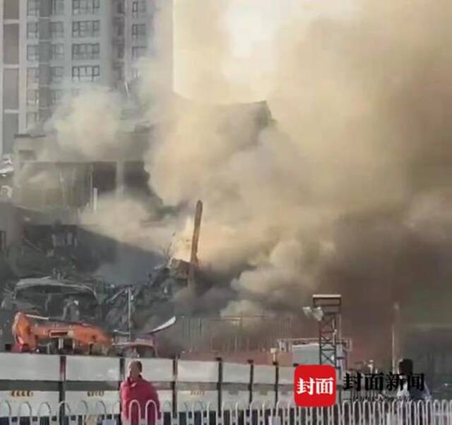 河北三河市燕郊镇一建筑爆炸严重受损，疑似发生部分垮塌