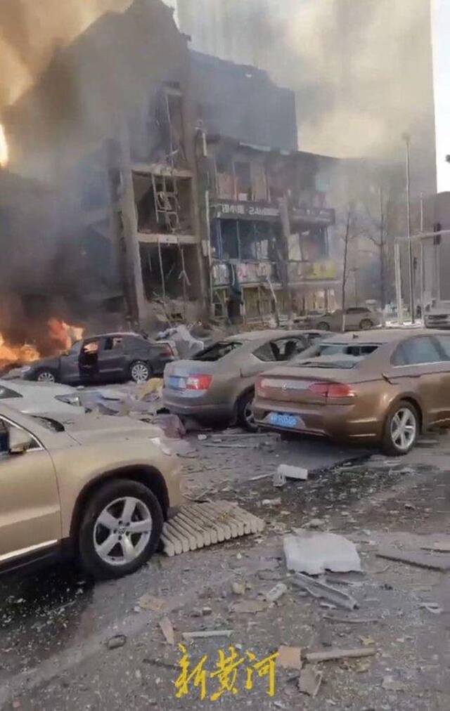 河北燕郊一建筑发生爆炸，居民称五六公里外窗户有震动，商户称一排商铺被炸