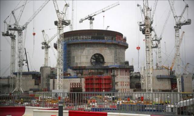 欣克利角C在建的两座反应堆之一图源：法新社