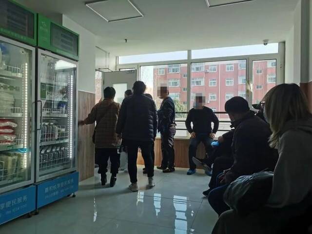 在医院焦急等待的家属|北京青年报记者李佳楠摄