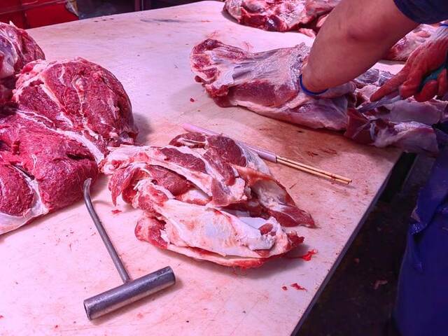 长春一家猪肉分割市场内，用做“假驴肉”的母猪前腿肉，它们被成批运往任丘市长丰镇用作假驴肉原料。新京报记者刘思维摄