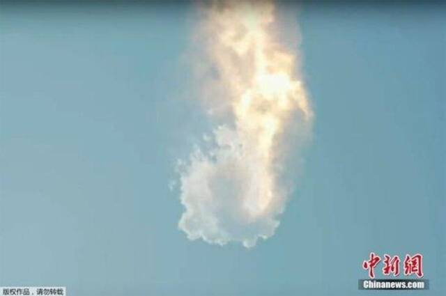 当地时间2023年4月20日，美国得克萨斯州，号称“史上最强火箭”的“星舰”（Starship）发射失败。“星舰”在空中失去控制，发生爆炸解体。图为发射现场。（视频截图）