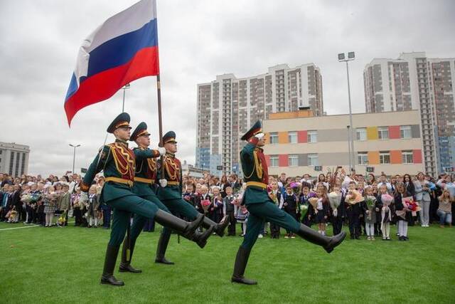 2023年9月1日，俄罗斯圣彼得堡第362学校开学典礼上举行升旗仪式。新华社发（莫京娜摄）