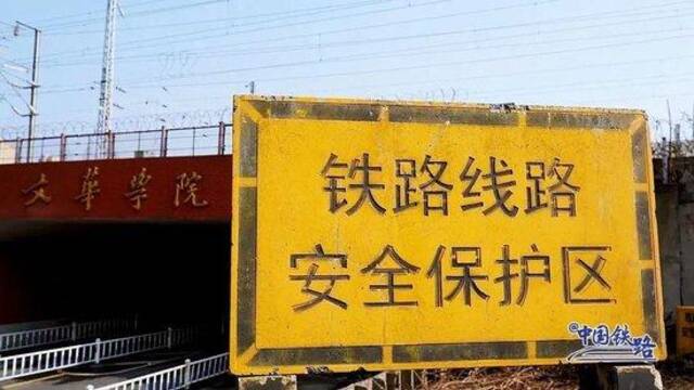 大学校门上跑火车？网友：全国独一份！