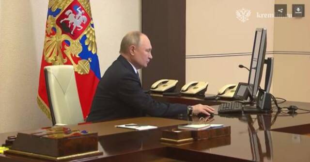 俄罗斯总统普京以在线形式参加俄罗斯总统选举的投票。图源：RT视频截图