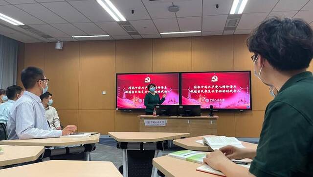 △中国人民大学思政课智慧教室教学现场