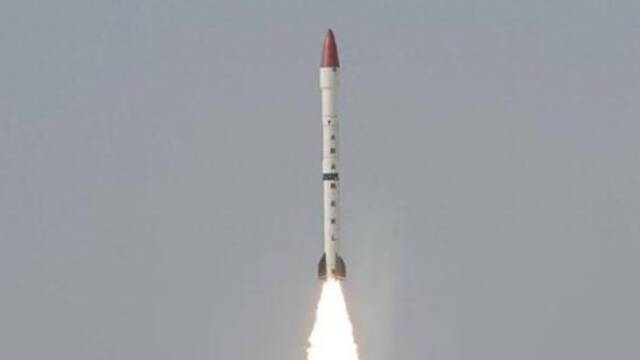 巴基斯坦试射“阿巴比尔”导弹。