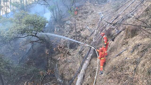 大火逼近雅江县城蔓延至318国道，森林消防3次逆行成功截断