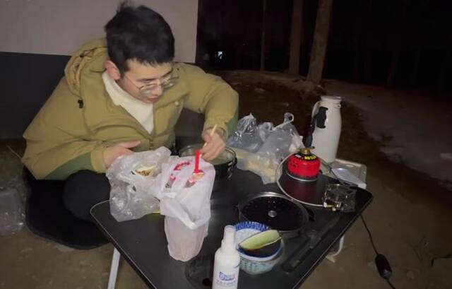 元宵节那晚，虾米在山东广饶一条马路边。视频截图