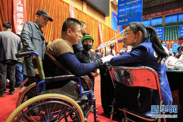 2018年3月，银川举办残疾人就业援助专场招聘会。图片来源：新华网