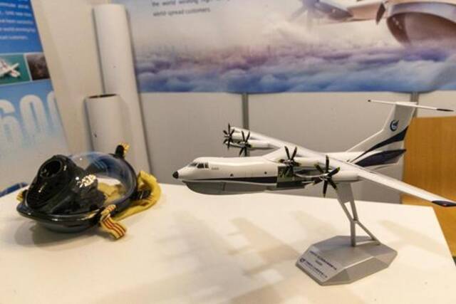中国航空工业集团有限公司的飞机展示模型和消防头盔。马里奥斯·罗洛斯摄